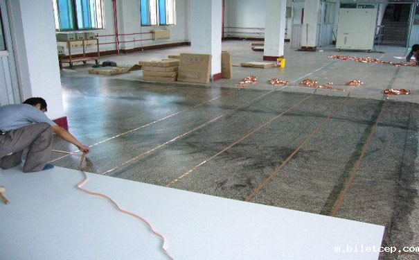 架空式PVC华体汇体育官网入口appAPP下载与直铺式PVC华体汇体育官网入口appAPP下载的区别